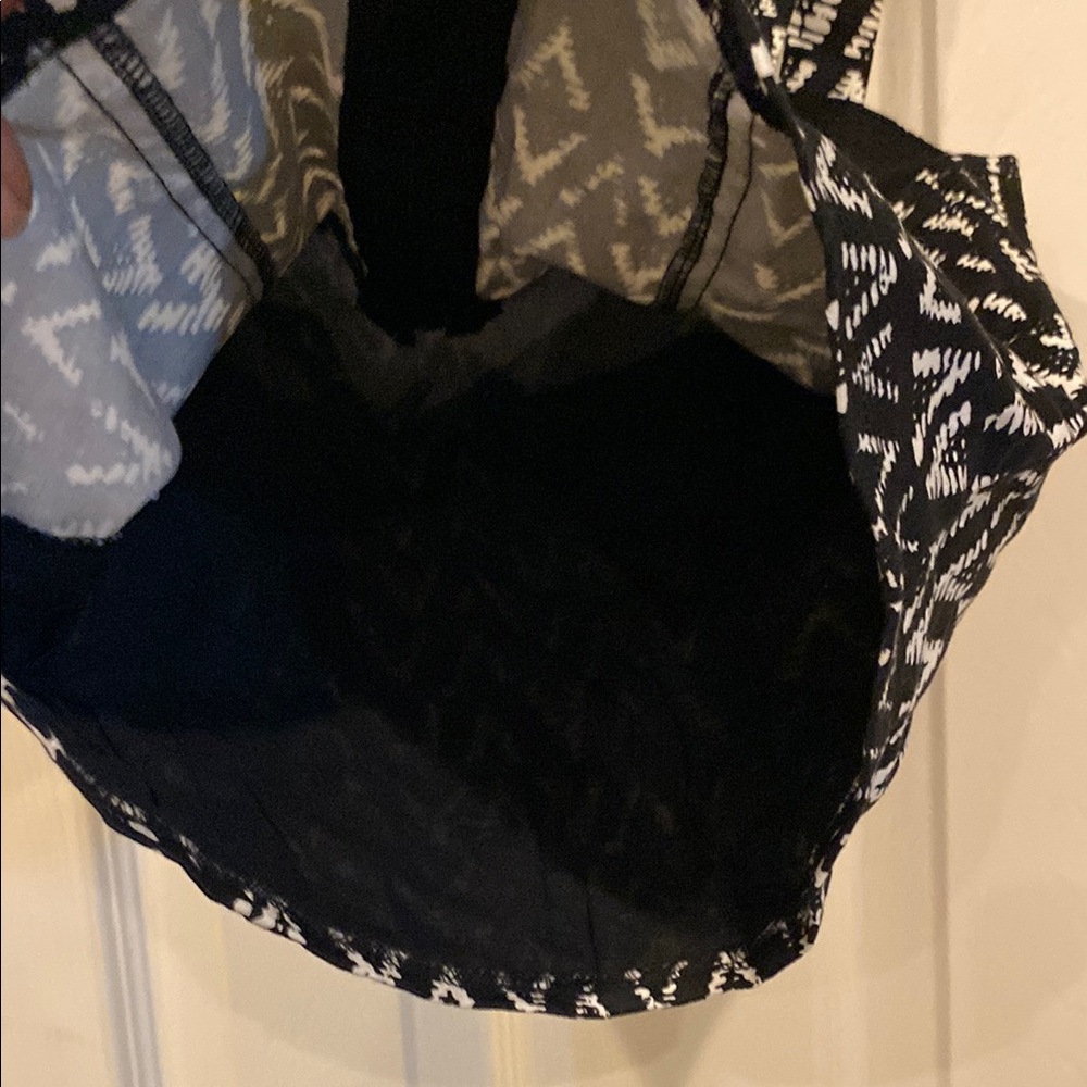 Chic Black and White Patterned Crop Top - Picture 7 of 7